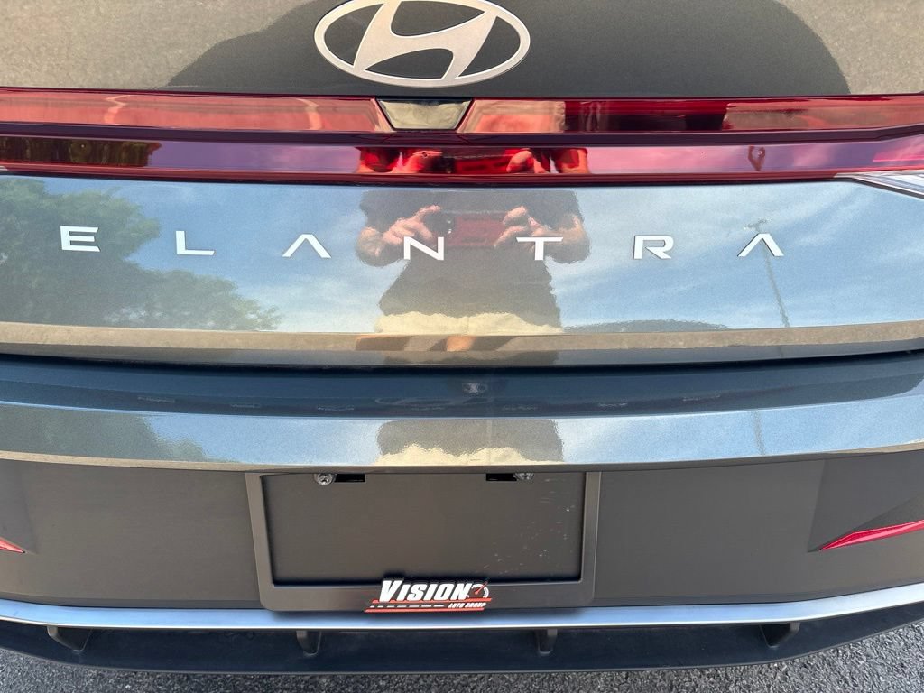 Certified 2025 Hyundai Elantra SE FWD image 15