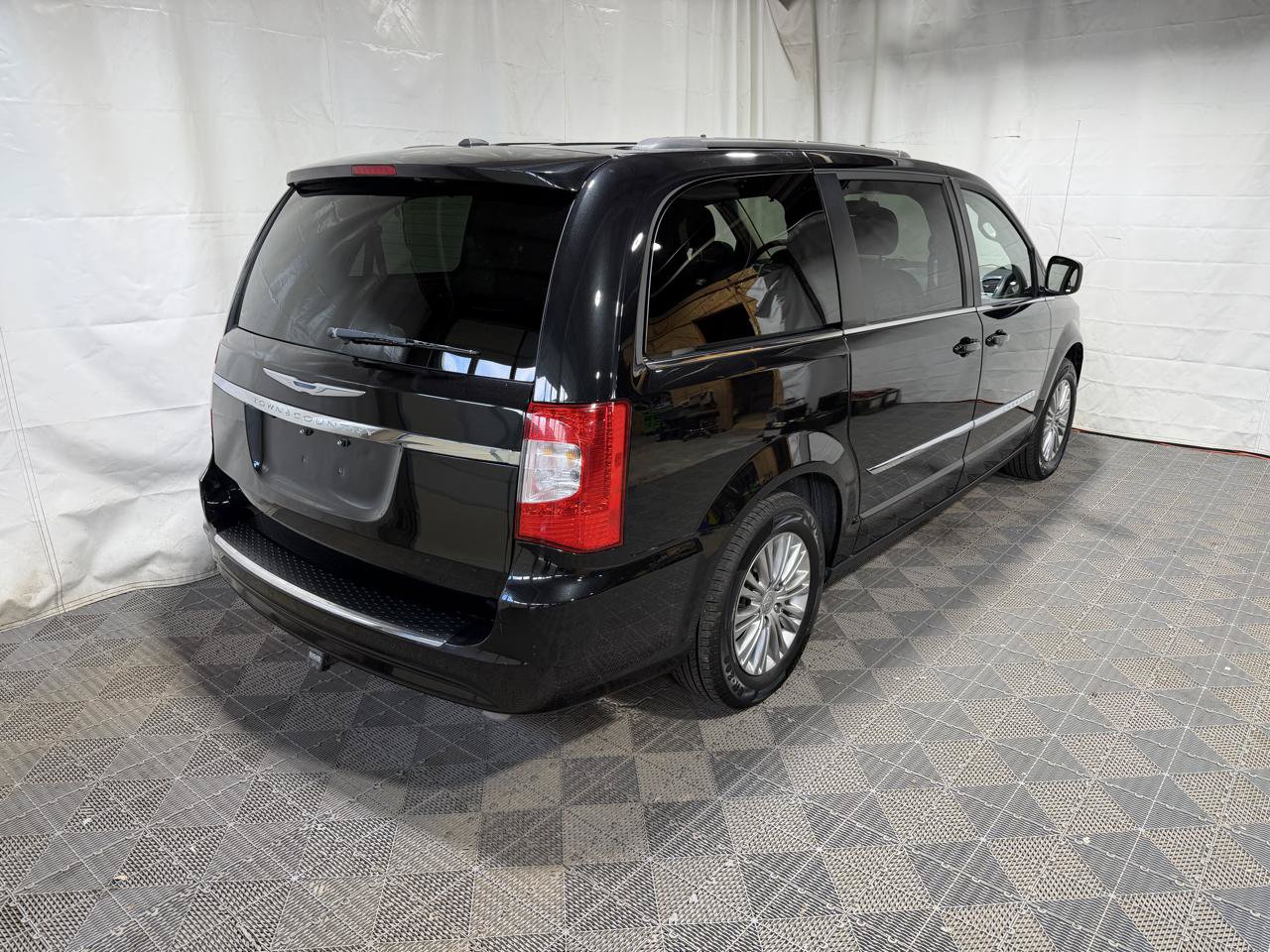 Used 2016 Chrysler Town & Country Touring FWD image 6
