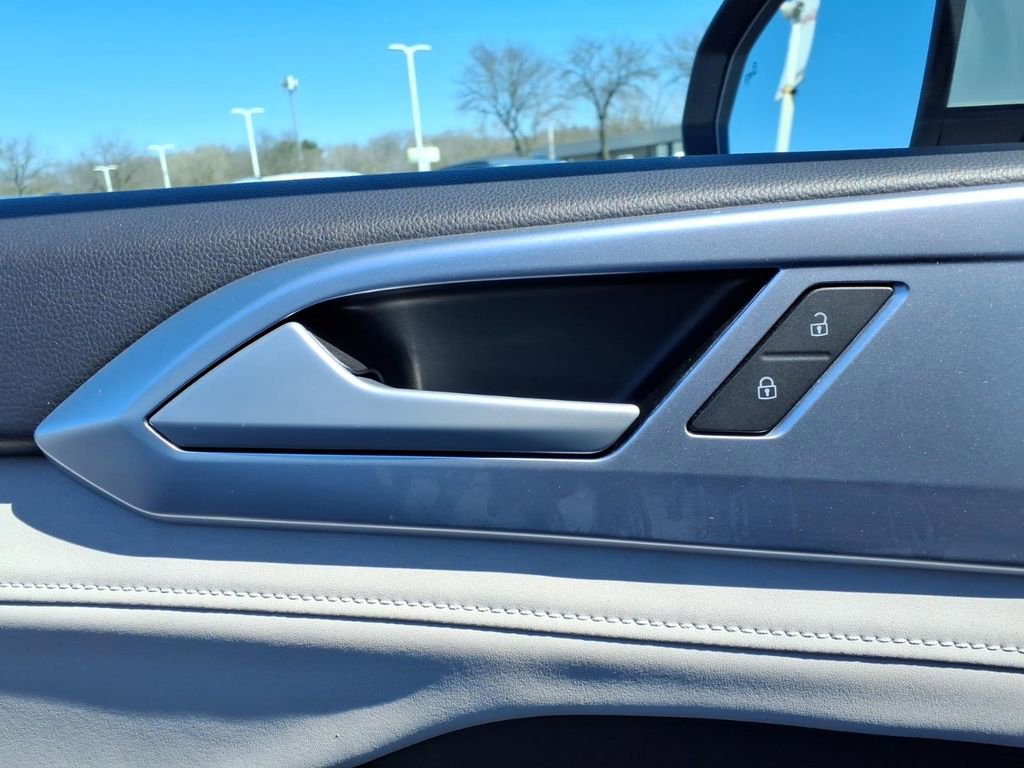 Used 2025 Volkswagen Taos SE AWD/4WD image 16