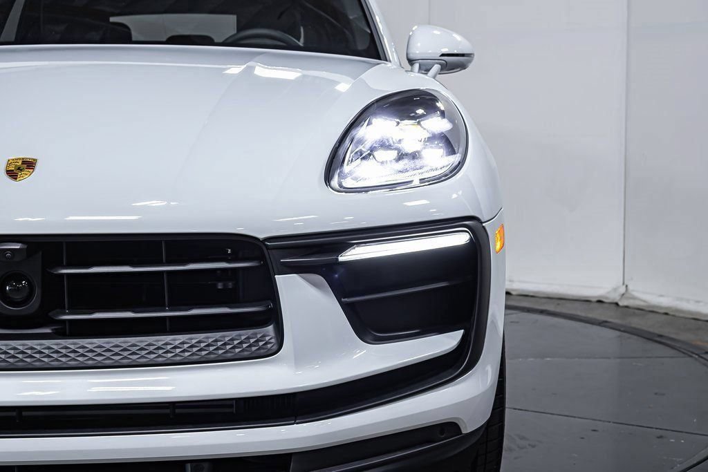 Certified 2025 Porsche Macan AWD/4WD image 21