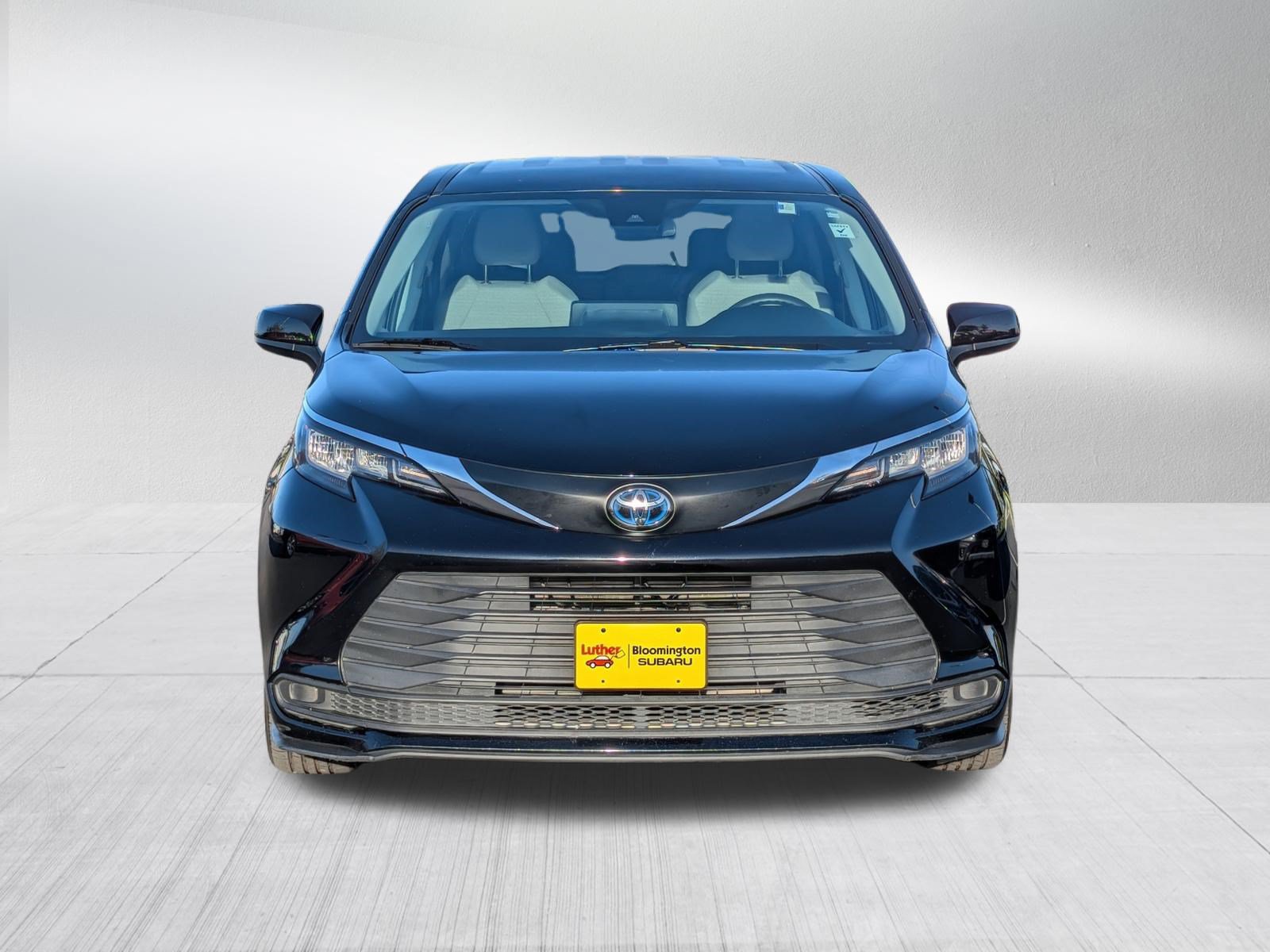 Used 2022 Toyota Sienna LE FWD image 2