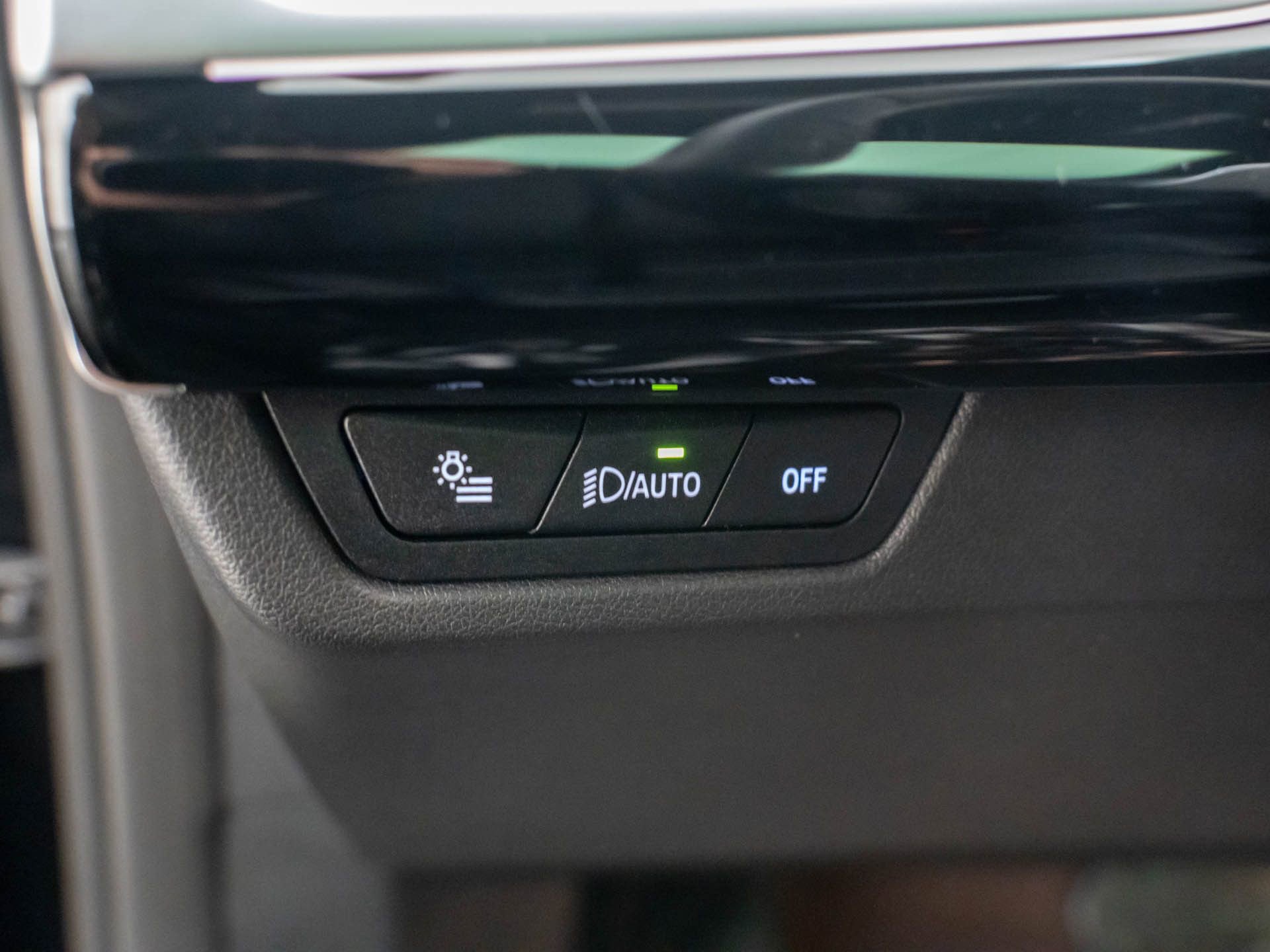 Certified 2025 BMW X2 xDrive28i w/ Premium Package image 21