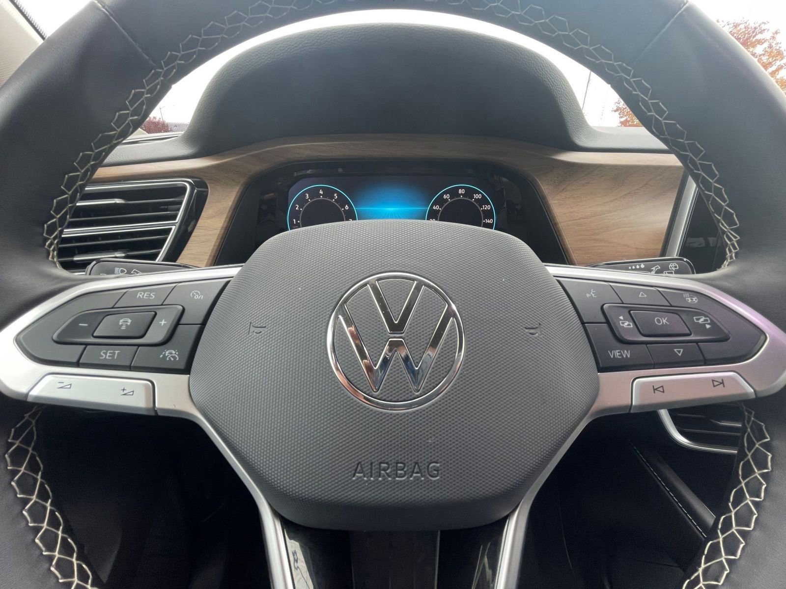 Used 2025 Volkswagen Atlas SE image 28