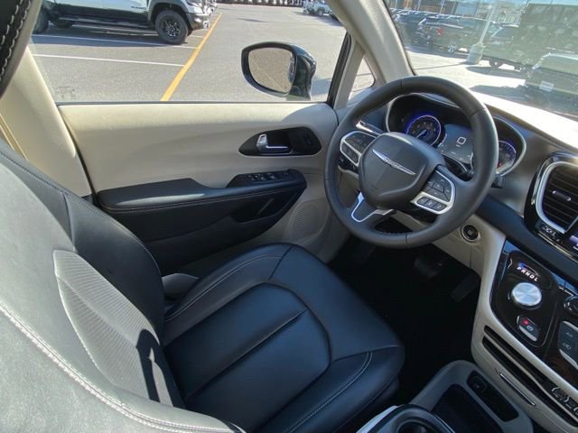 Used 2024 Chrysler Pacifica Touring-L image 25