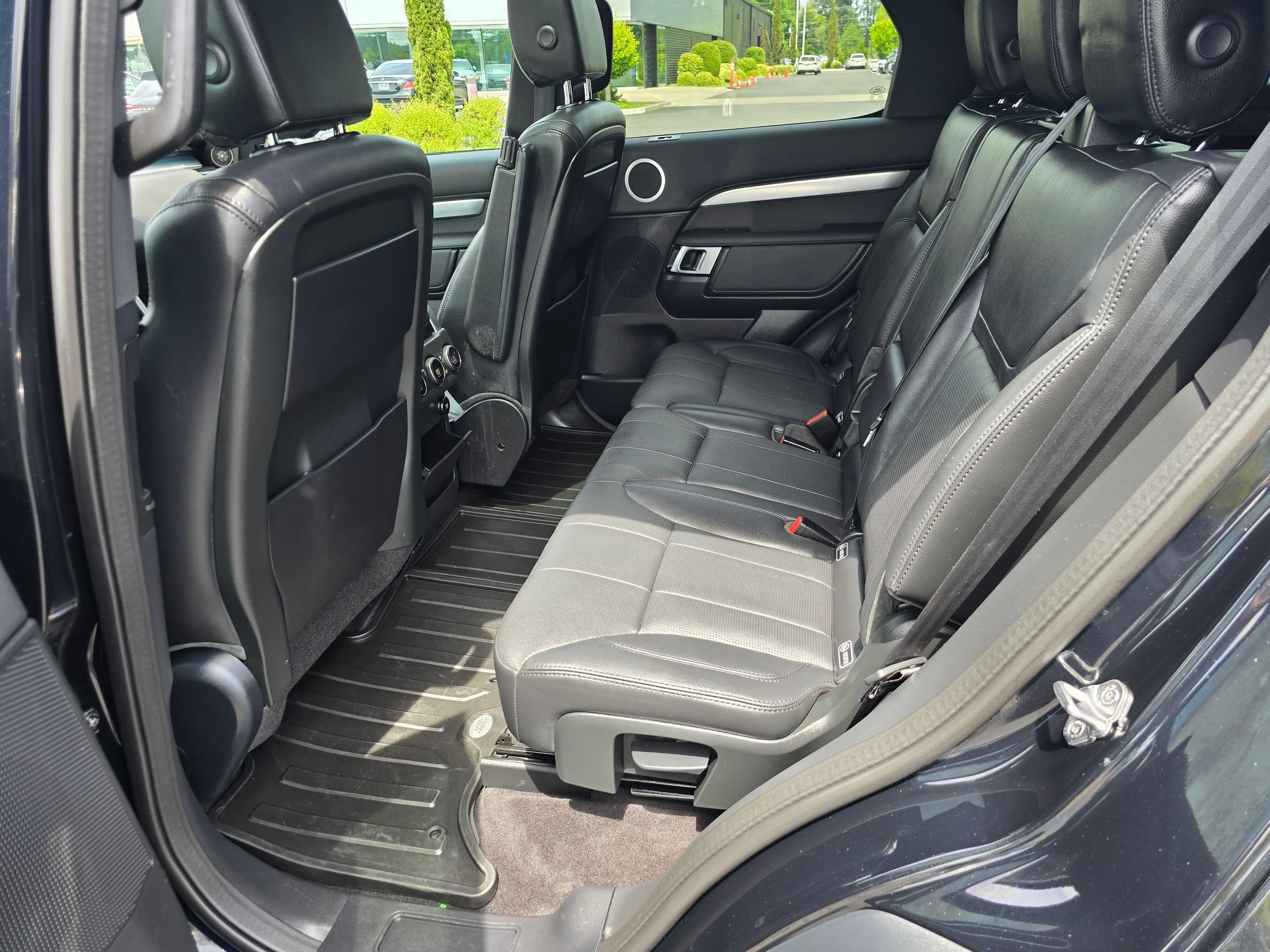 Used 2020 Land Rover Discovery Landmark AWD/4WD image 18