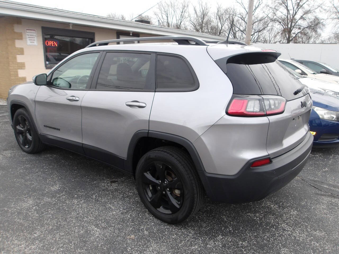 Used 2020 Jeep Cherokee Latitude Plus image 3
