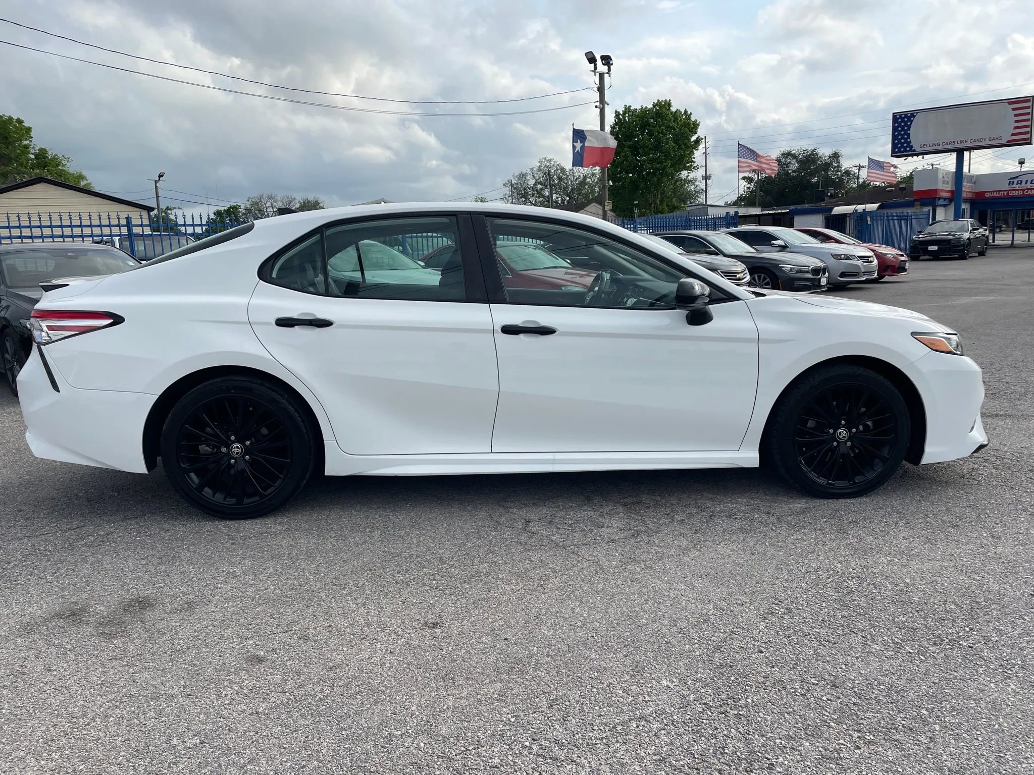 Used 2020 Toyota Camry SE image 4