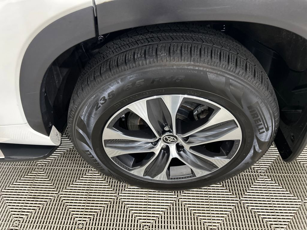 Used 2021 Toyota Highlander XLE image 9