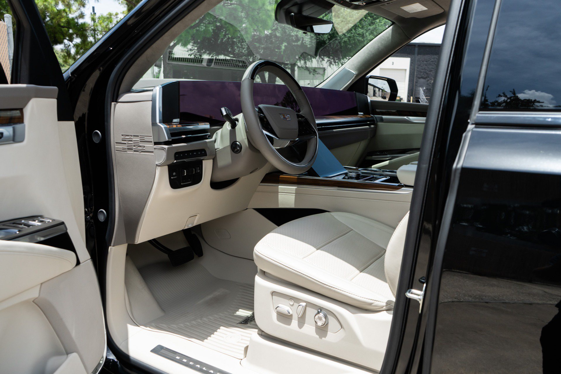 Used 2026 Cadillac Escalade Platinum Sport w/ LPO, Floor Liner Package AWD/4WD image 5