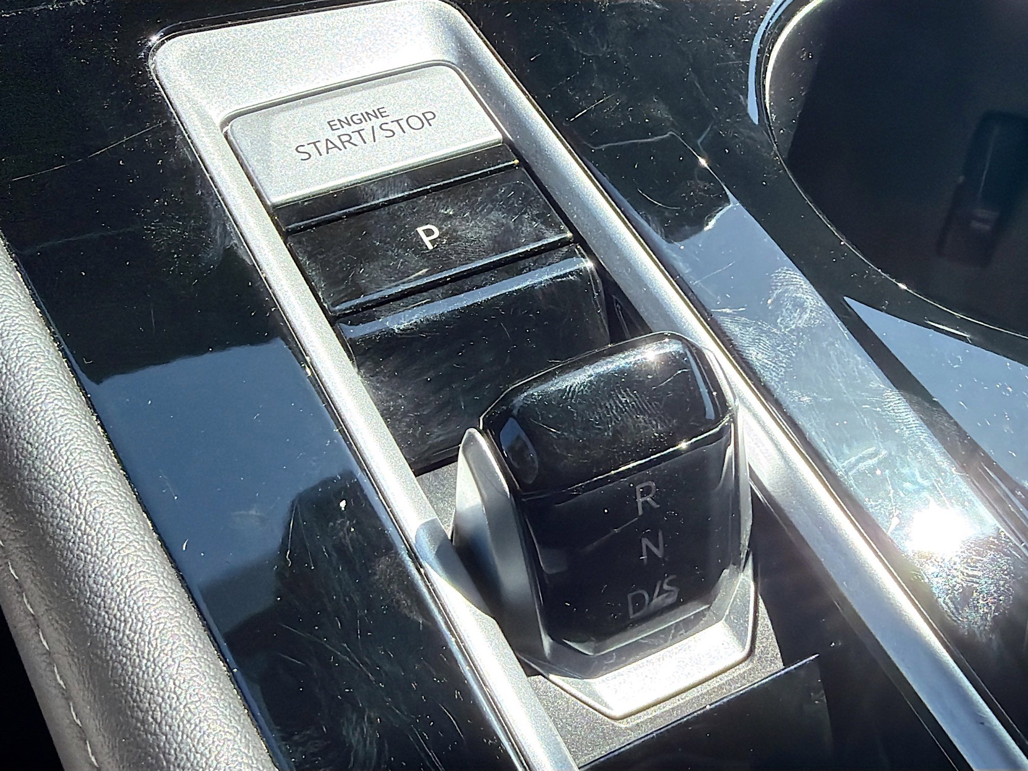 Used 2025 Volkswagen Atlas Cross Sport SE image 28