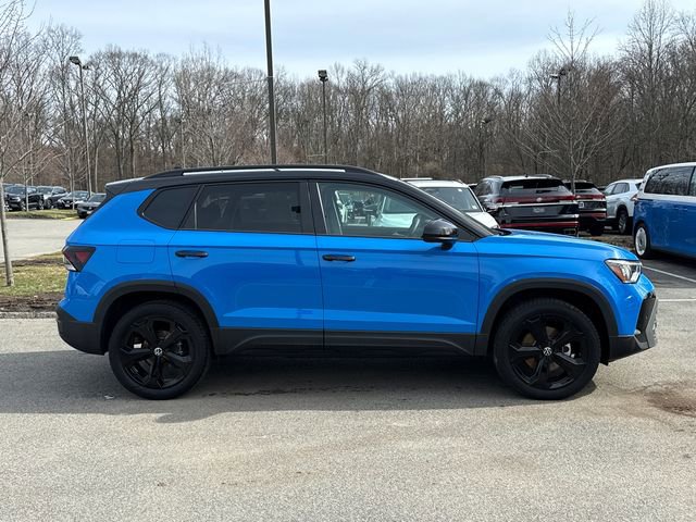 Certified 2025 Volkswagen Taos SE image 3