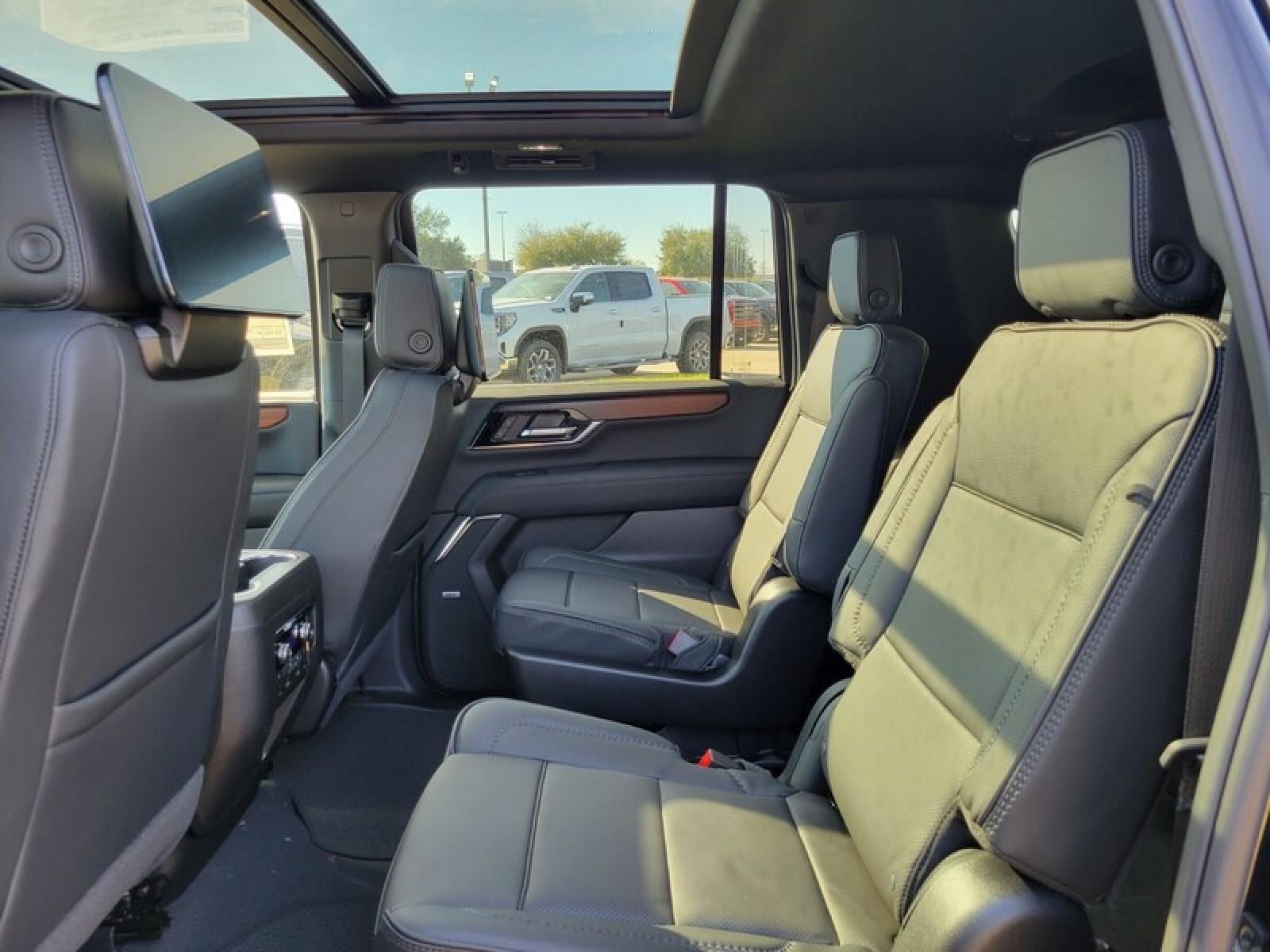 New 2026 GMC Yukon XL Denali w/ Denali Reserve Package RWD image 27
