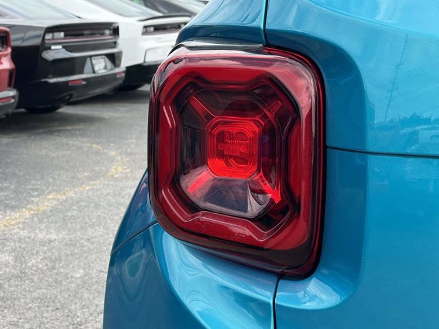 Certified 2021 Jeep Renegade Latitude w/ Luxury Group I FWD image 10