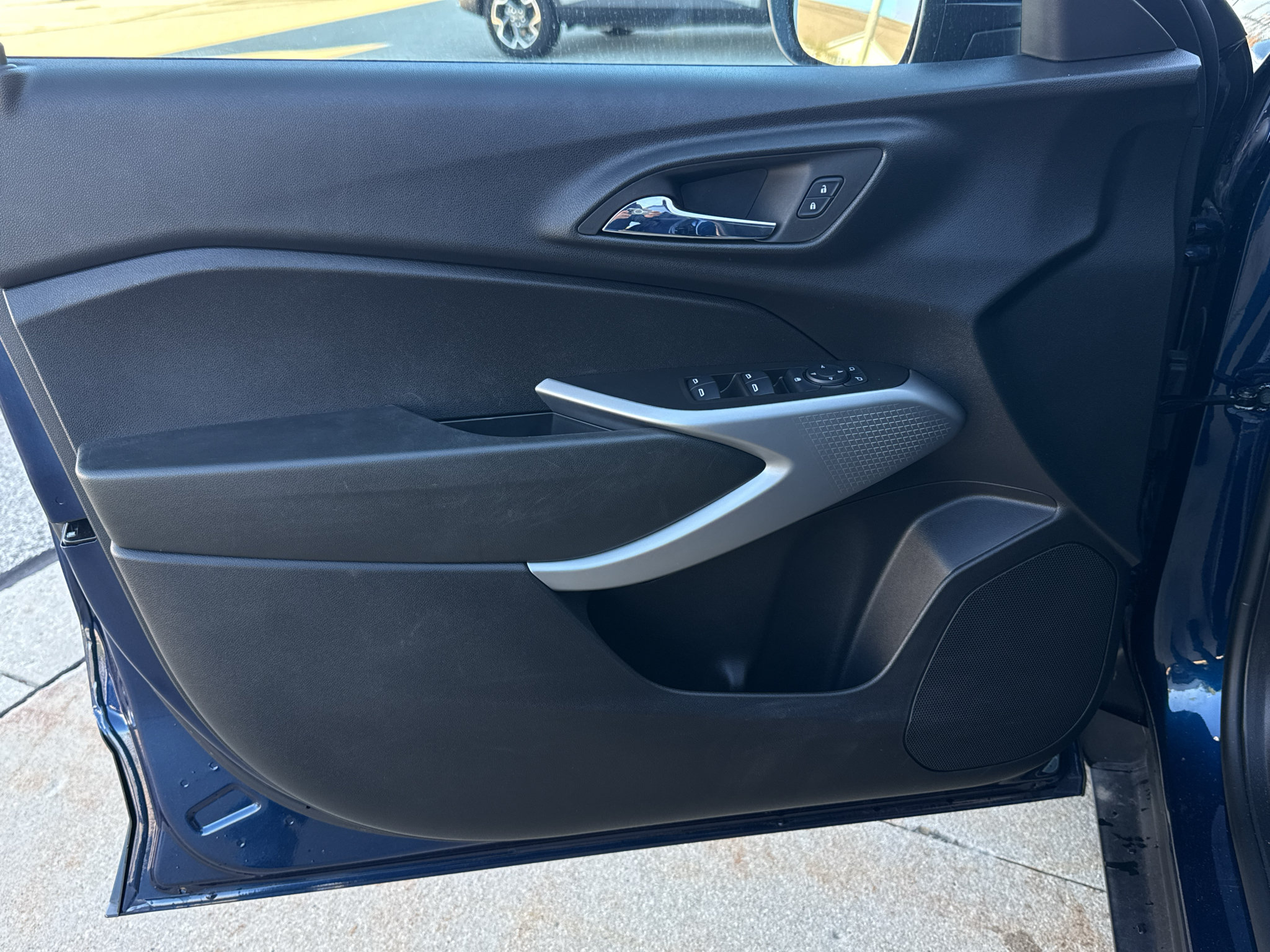 Used 2024 Chevrolet Trax LS w/ LS Convenience Package FWD image 8
