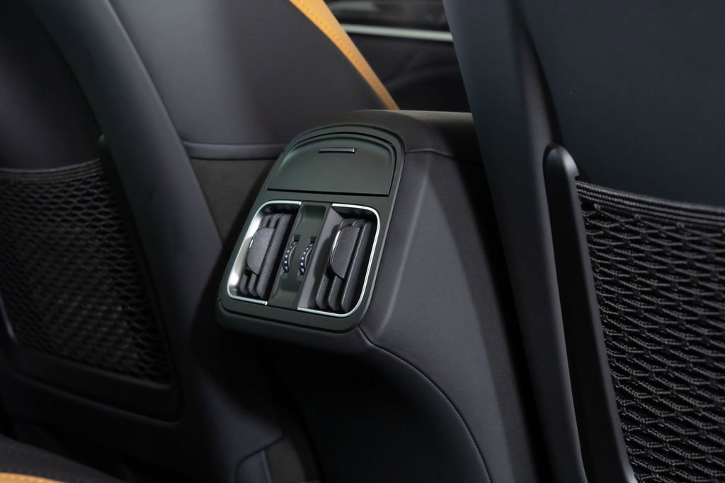 Used 2024 Maserati Levante Trofeo image 33