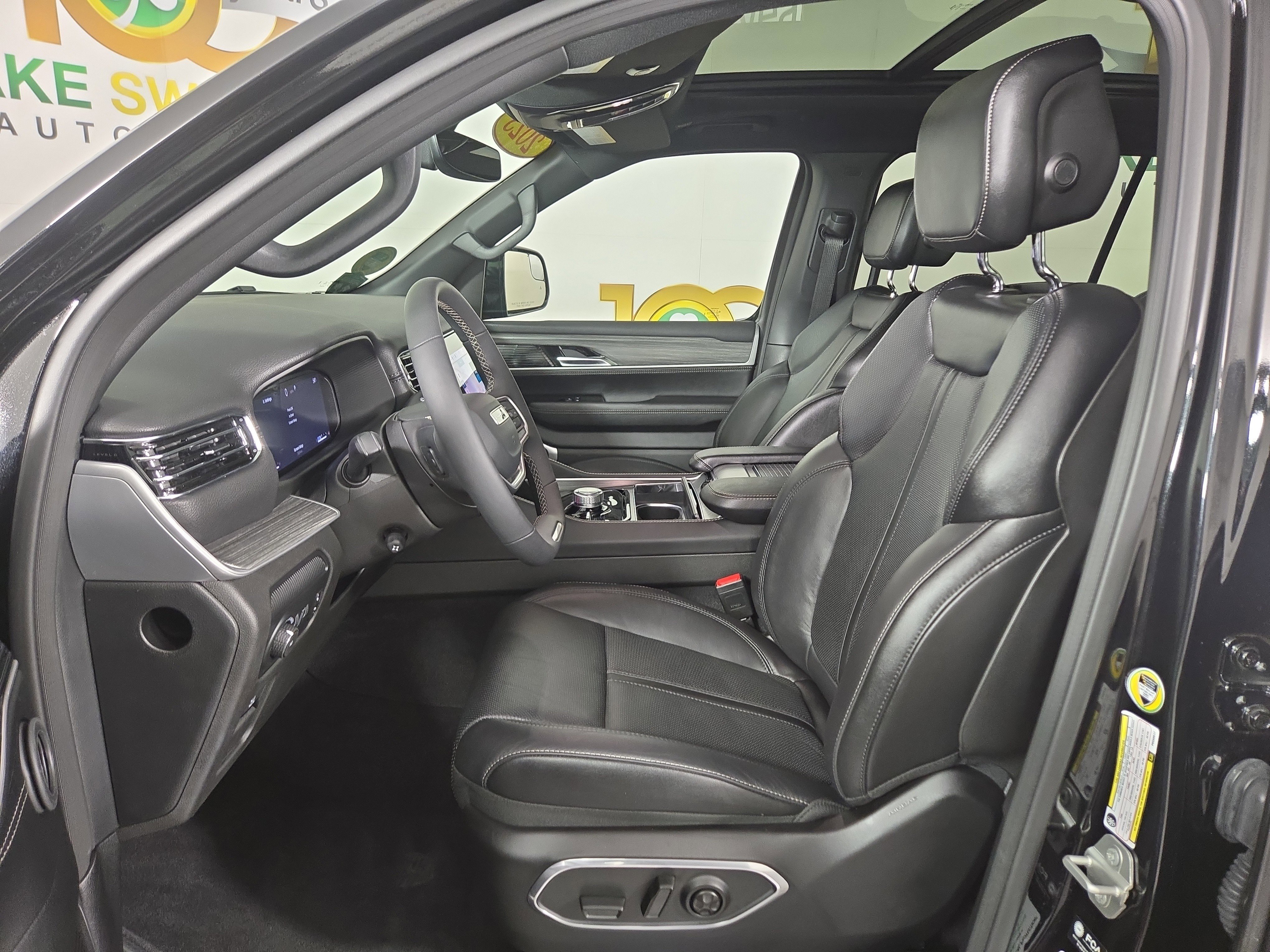 Used 2023 Jeep Wagoneer L Series II w/ Premium Group I image 12