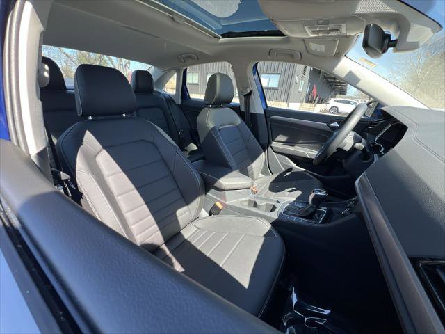Certified 2024 Volkswagen Jetta SE w/ Panoramic Sunroof Package image 24