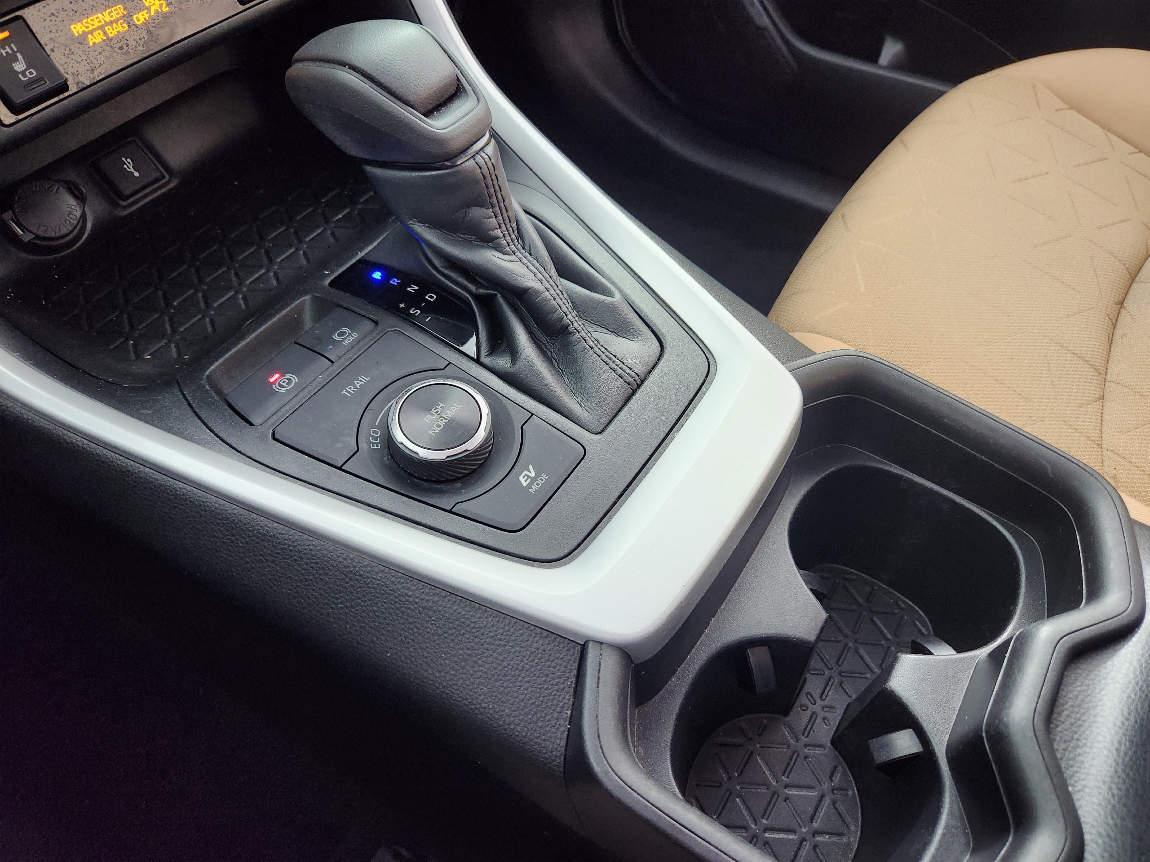 Used 2020 Toyota RAV4 XLE image 25