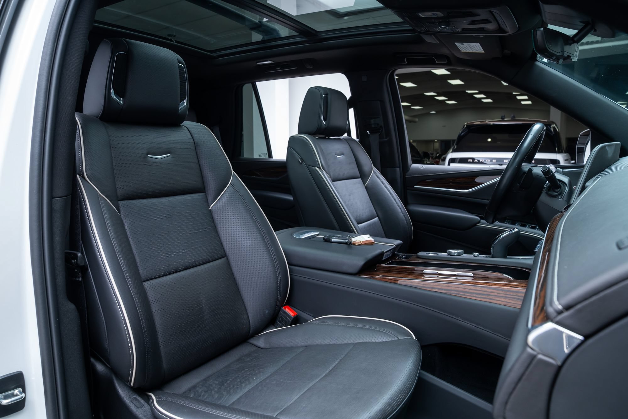 Used 2024 Cadillac Escalade Premium Luxury AWD/4WD image 29
