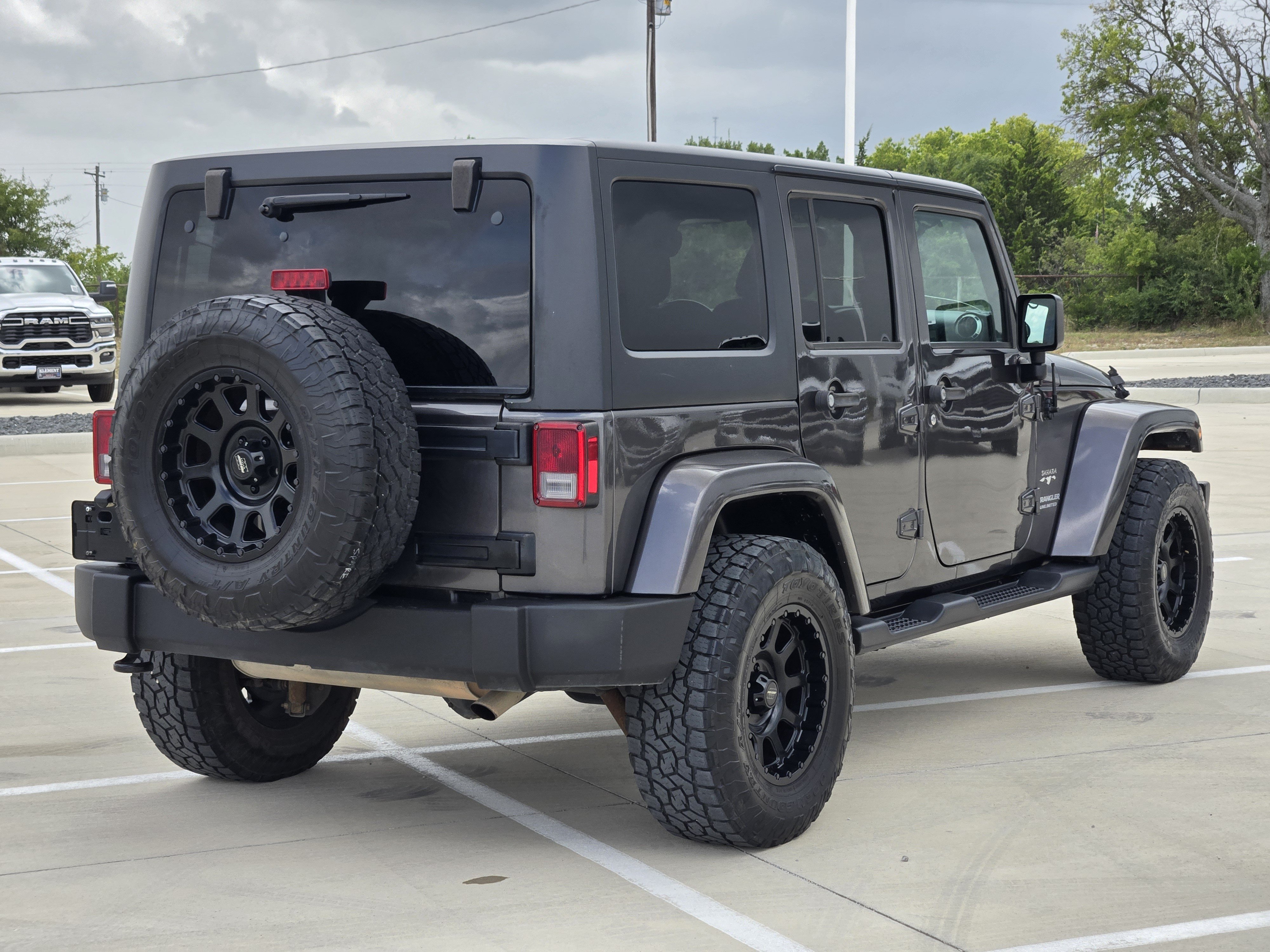 Used 2017 Jeep Wrangler Unlimited Sahara w/ Dual Top Group AWD/4WD image 8
