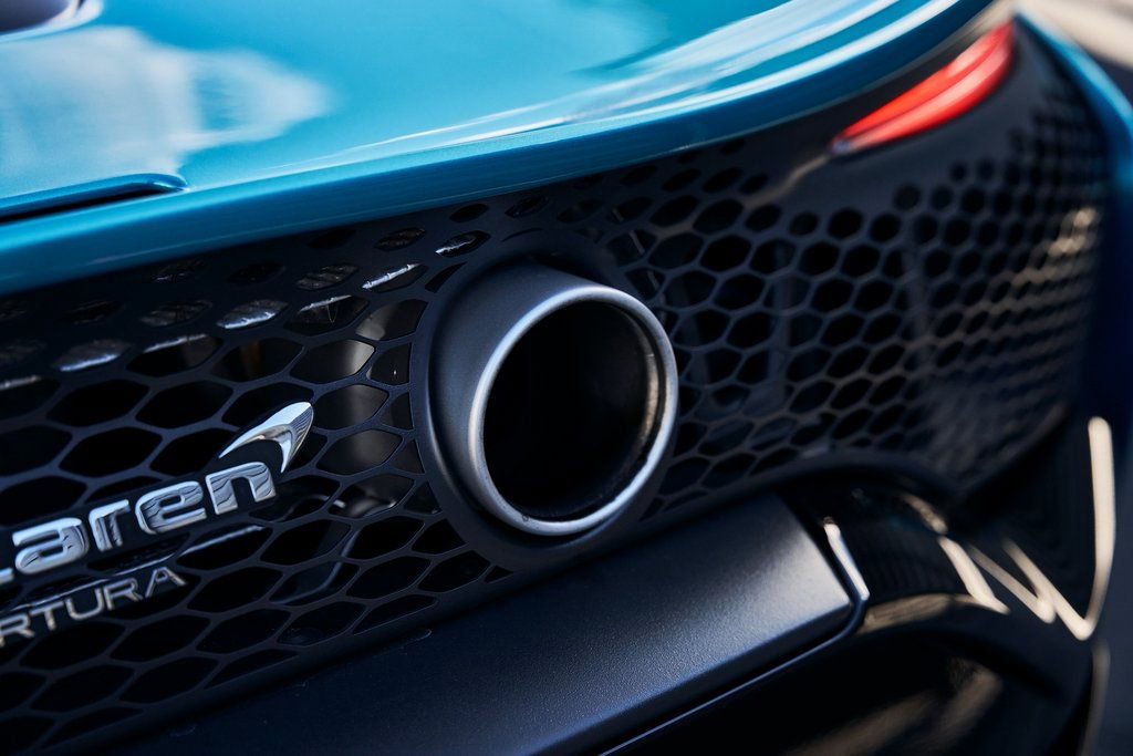 Used 2025 McLaren Artura Spider image 11