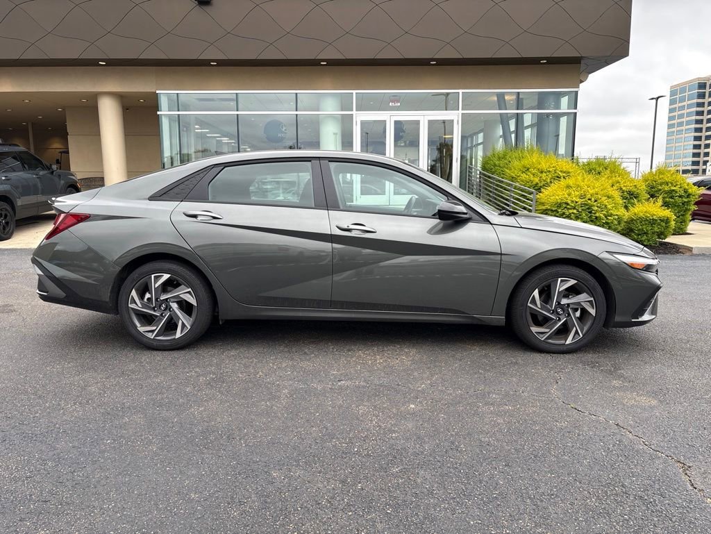 Certified 2025 Hyundai Elantra Sport FWD image 4