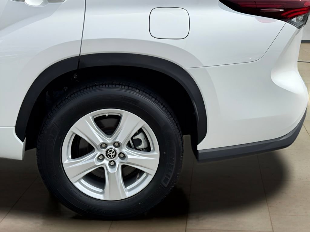 Used 2024 Toyota Highlander LE image 36