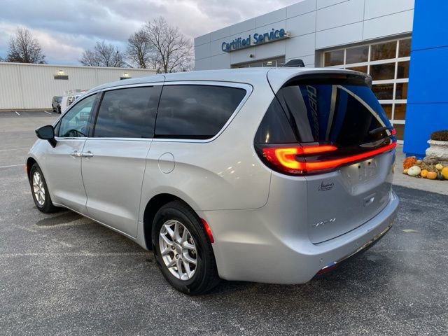 Used 2024 Chrysler Pacifica Touring-L image 4