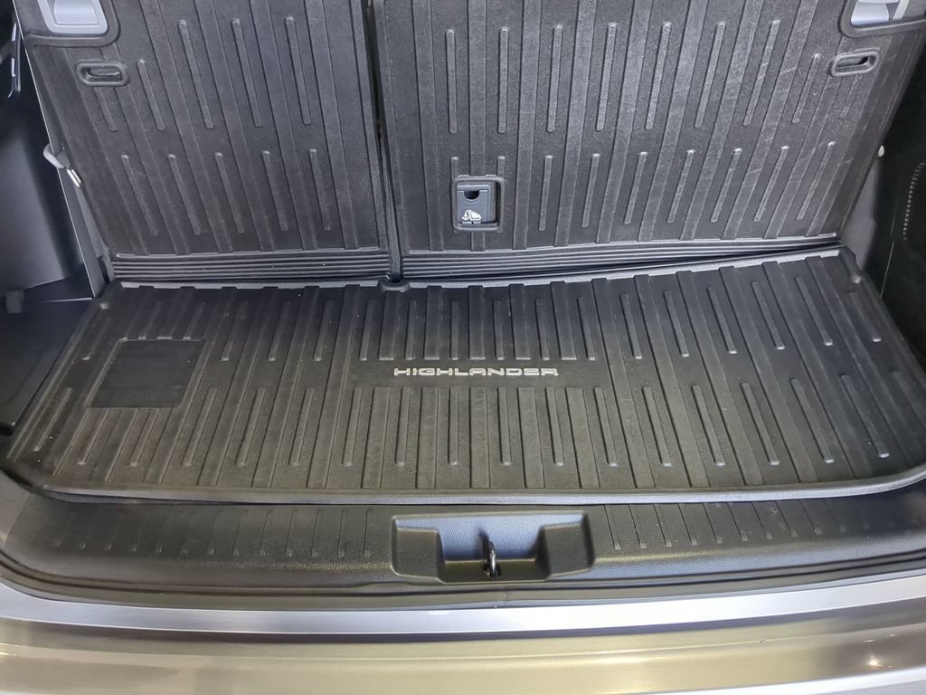 Used 2025 Toyota Highlander XLE AWD/4WD image 36