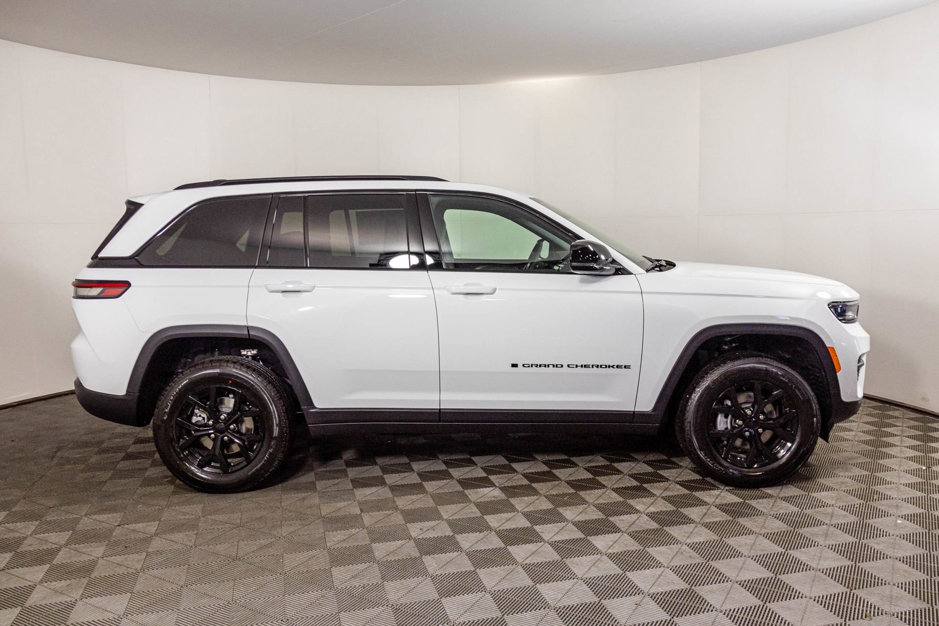 New 2025 Jeep Grand Cherokee Altitude image 7