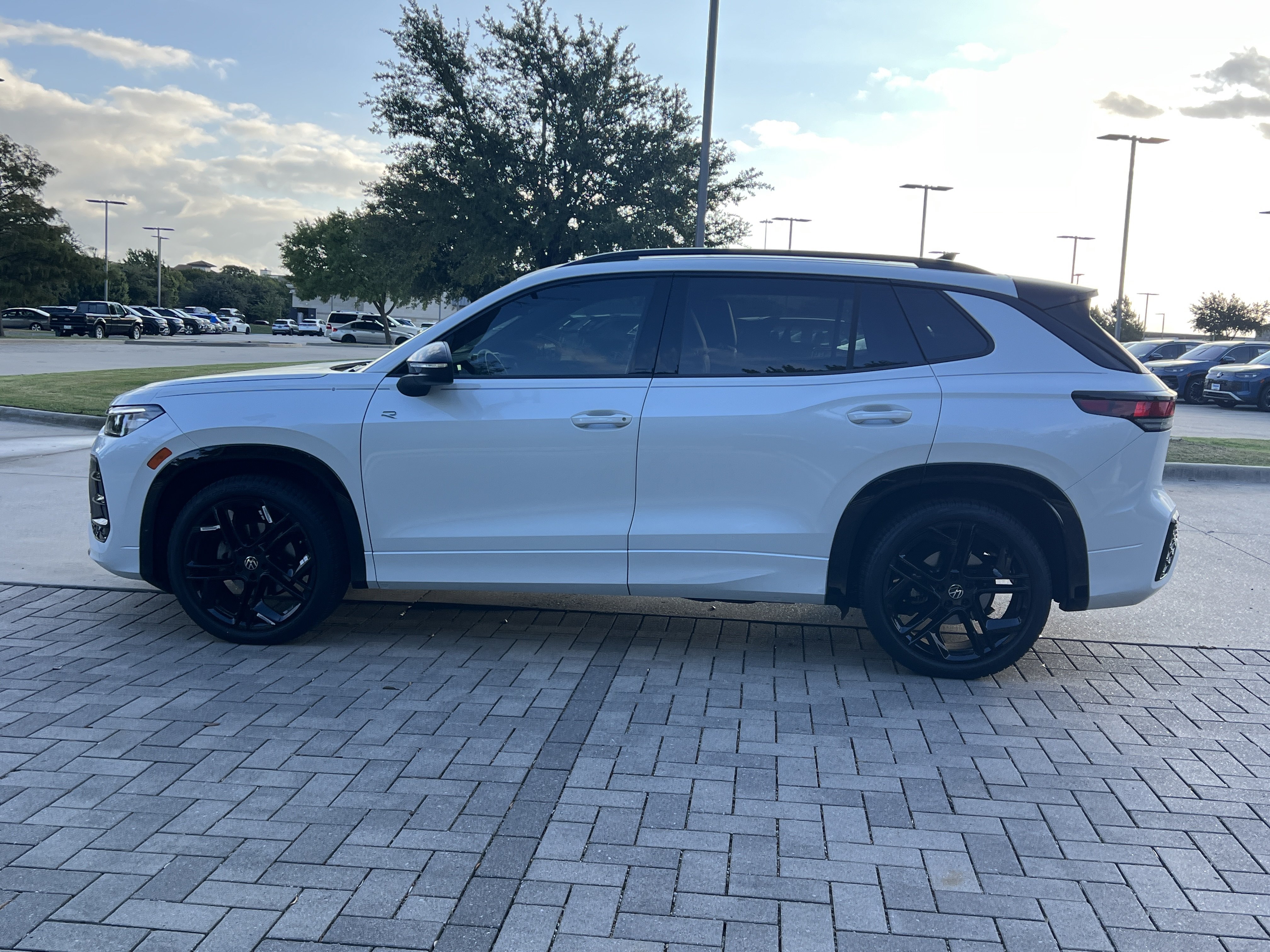 Certified 2026 Volkswagen Tiguan SE R-Line FWD image 6