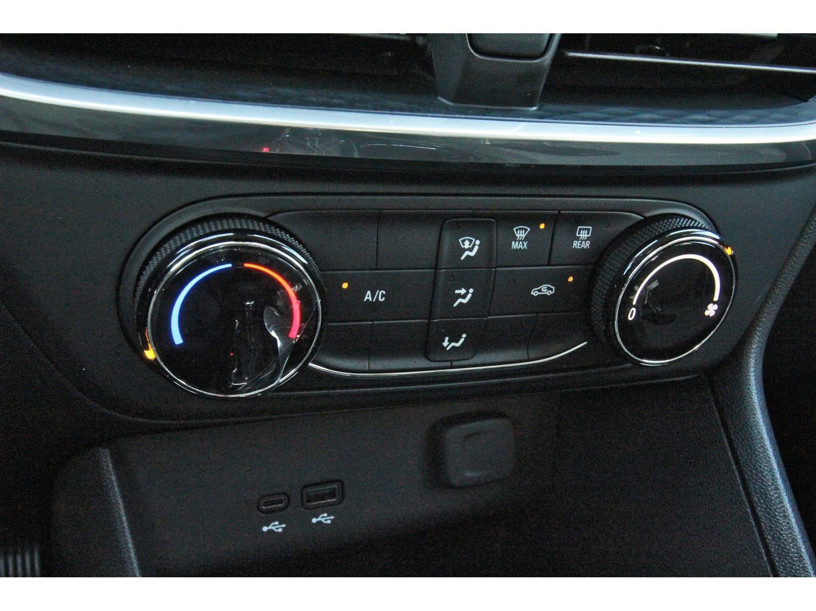 Used 2024 Buick Encore GX Preferred FWD image 28