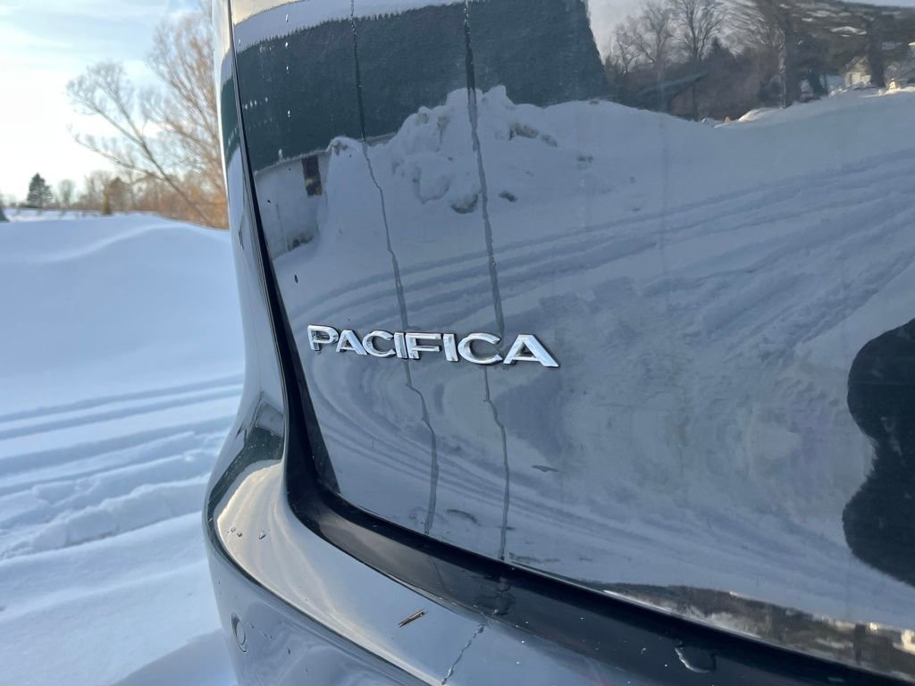 Used 2023 Chrysler Pacifica Touring-L image 7