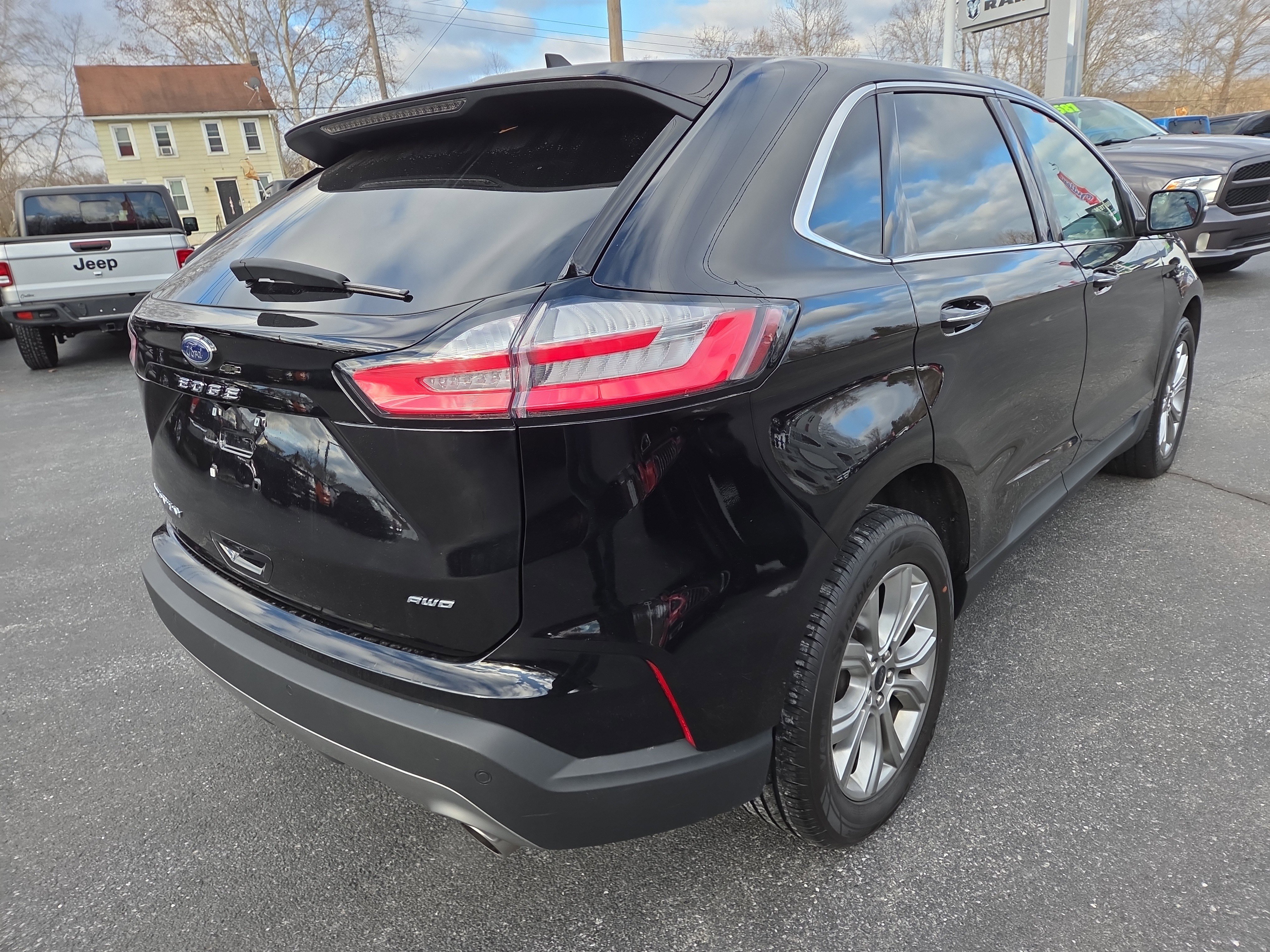 Used 2024 Ford Edge Titanium AWD/4WD image 3