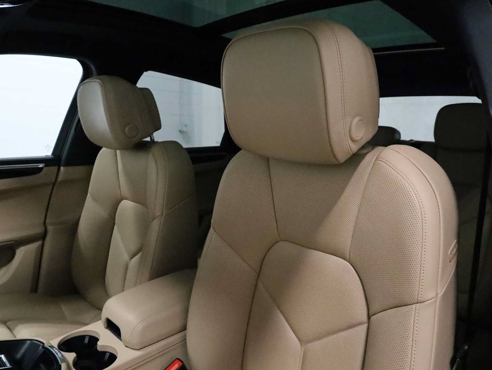 Certified 2023 Porsche Macan S AWD/4WD image 19