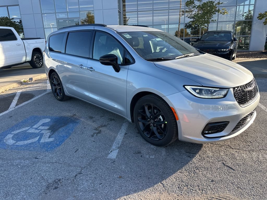 New 2026 Chrysler Pacifica Select FWD image 41