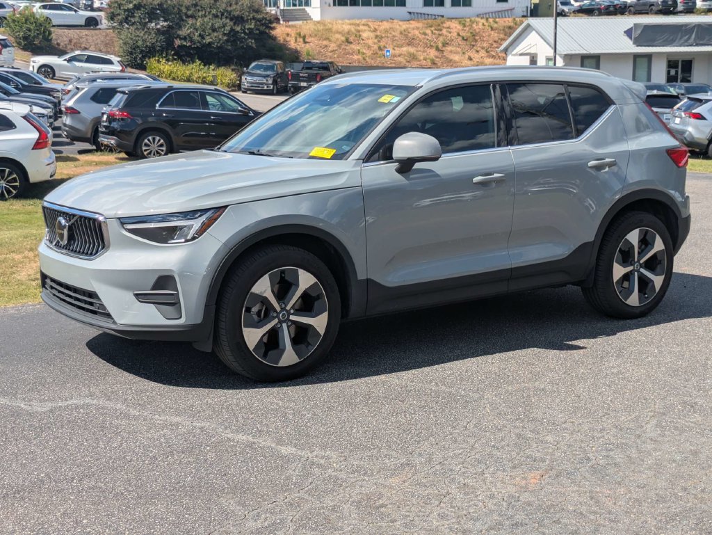 Used 2024 Volvo XC40 B5 Core AWD/4WD image 2