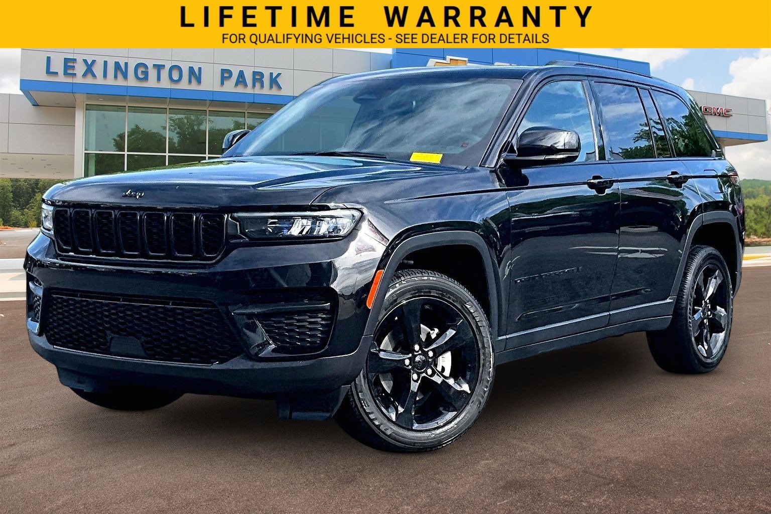 Used 2025 Jeep Grand Cherokee Altitude RWD image 2