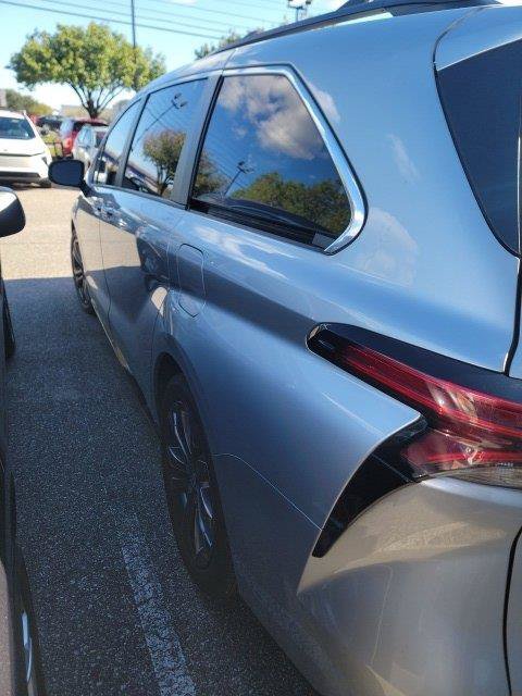 Used 2022 Toyota Sienna XSE FWD image 4