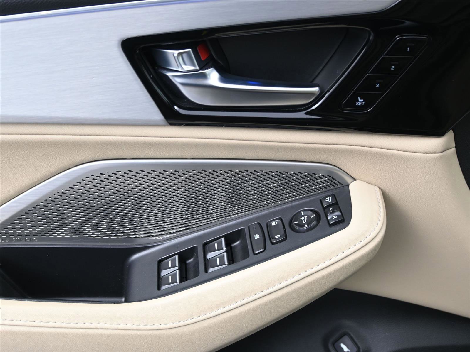 Certified 2023 Acura MDX SH-AWD w/ Technology Package image 9