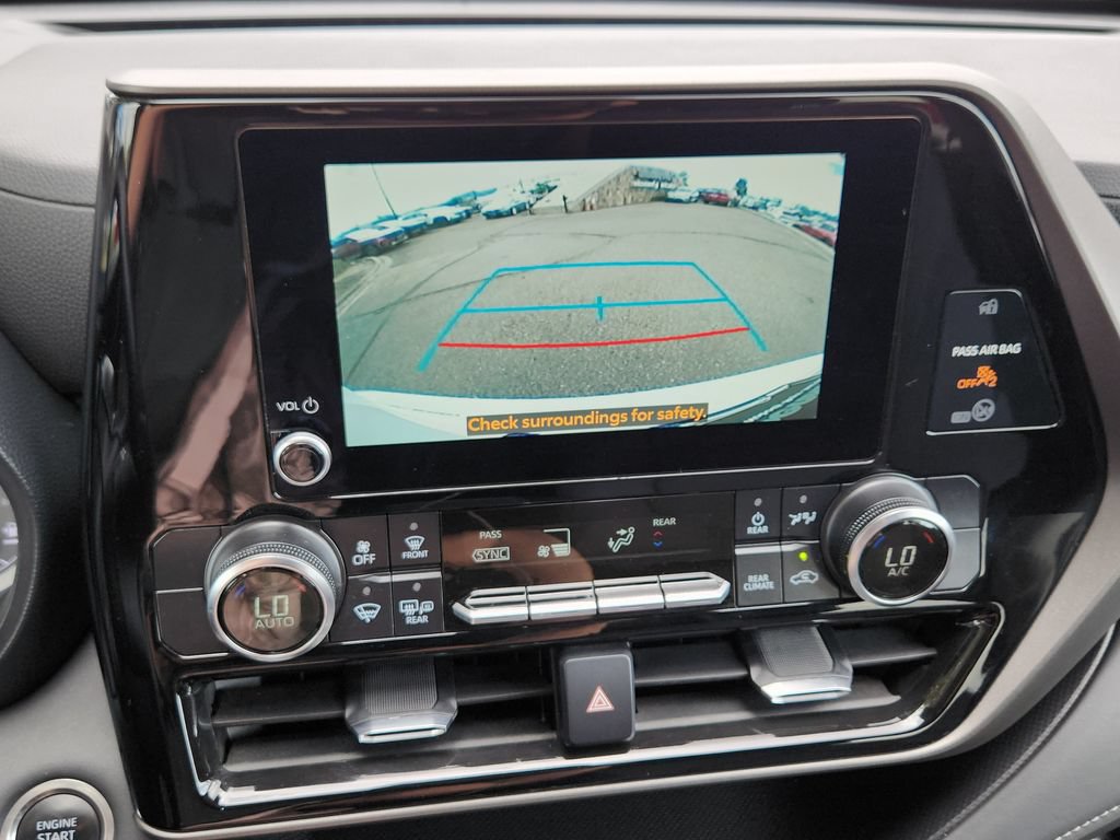 Used 2025 Toyota Highlander LE AWD/4WD image 9