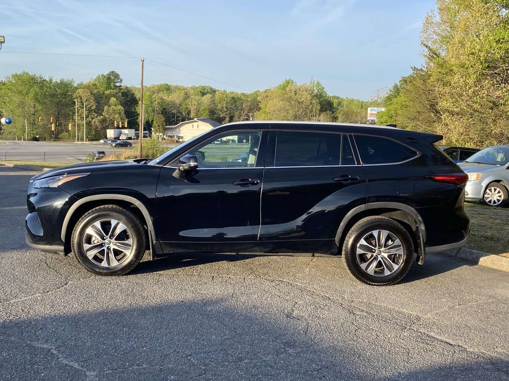 Used 2022 Toyota Highlander XLE AWD/4WD image 2