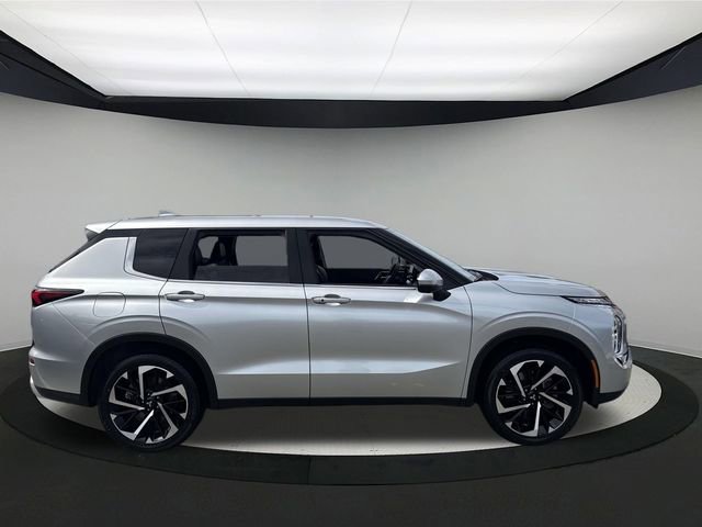 Used 2024 Mitsubishi Outlander SE Black Edition image 5