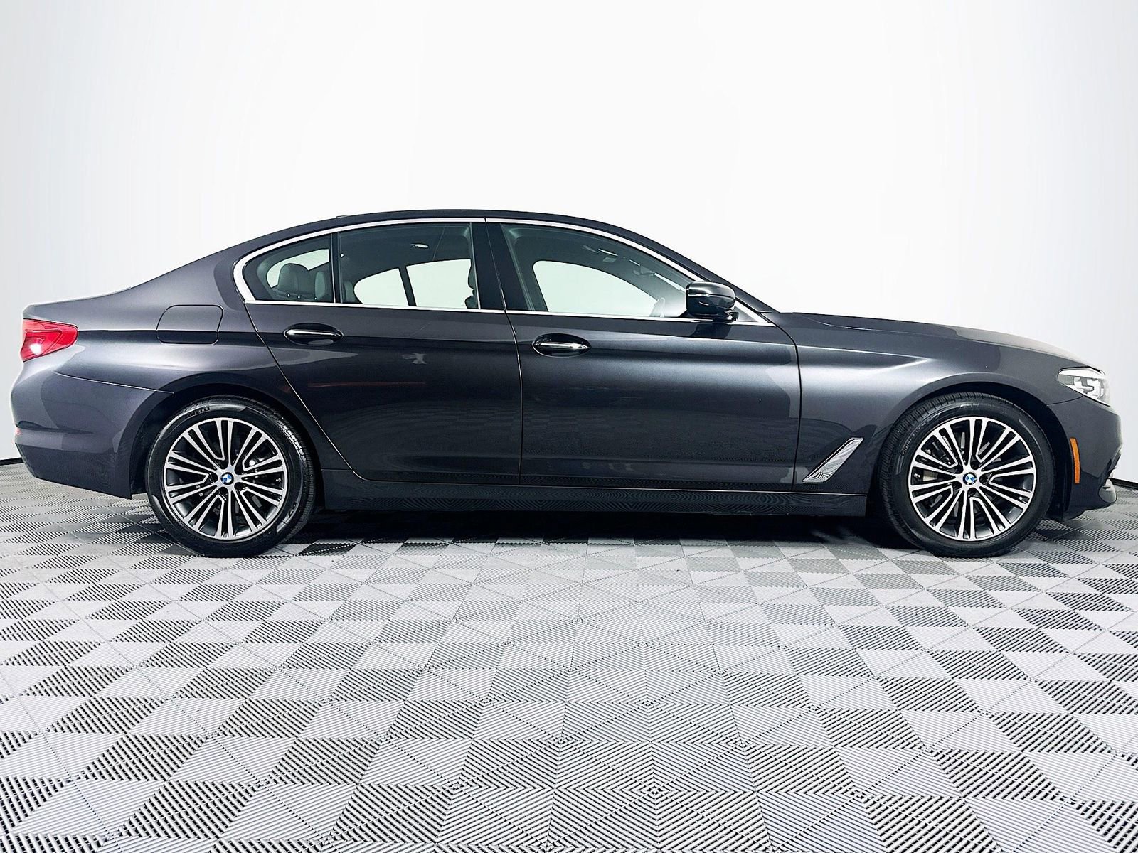 Used 2018 BMW 530i xDrive AWD/4WD image 29