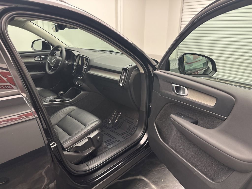 Used 2023 Volvo XC40 B5 Core image 8