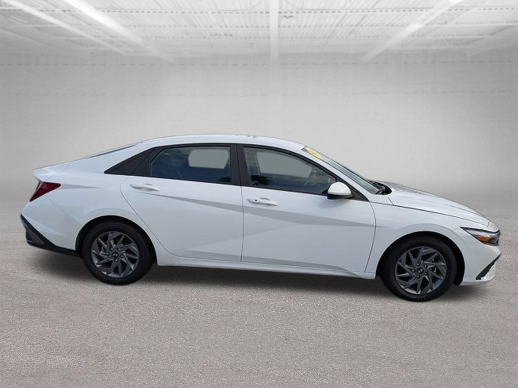 Used 2024 Hyundai Elantra SEL FWD image 4