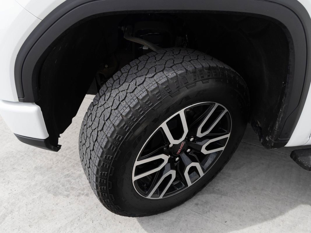 Used 2025 GMC Sierra 1500 AT4 w/ Technology Package AWD/4WD image 9
