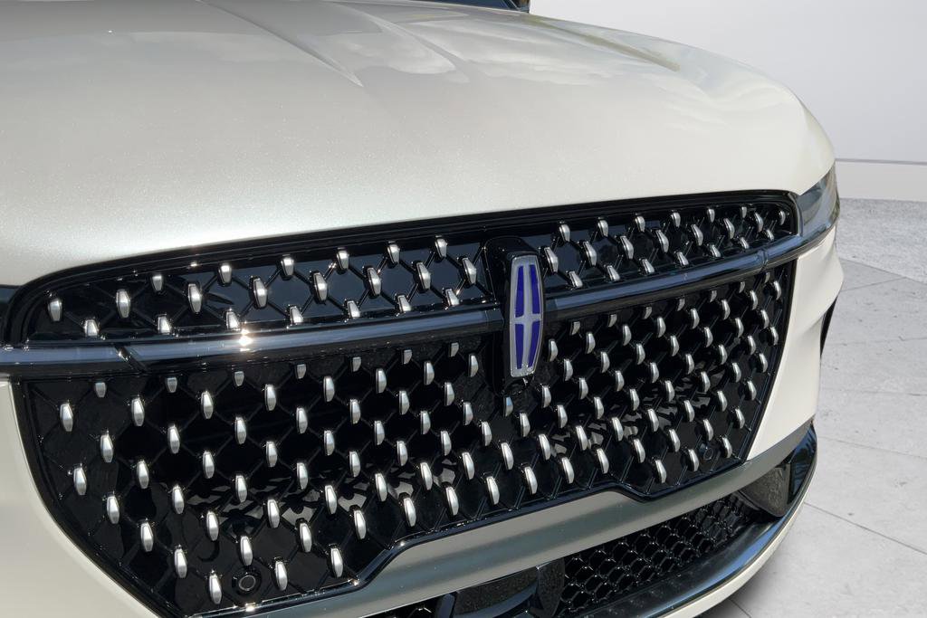 Used 2025 Lincoln Nautilus Reserve AWD/4WD image 30