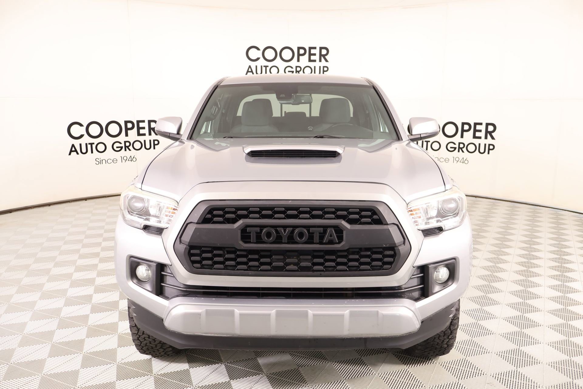 Used 2018 Toyota Tacoma TRD Sport w/ Technology Package AWD/4WD image 9