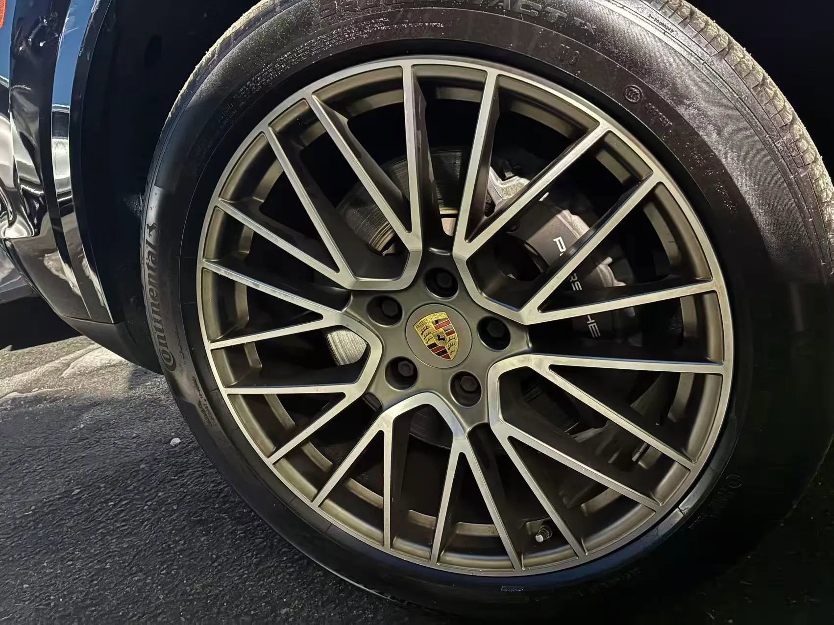 Used 2022 Porsche Cayenne Platinum Edition image 25